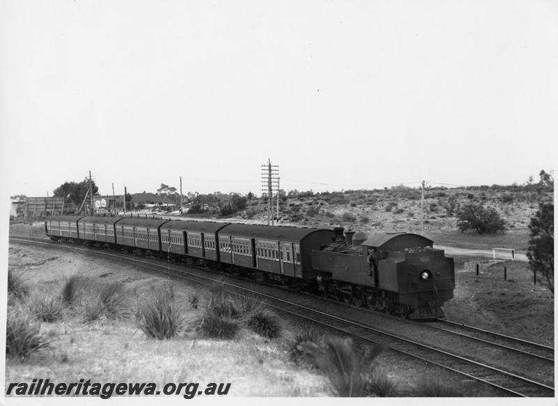 P00779
DD class 592, Bayswater curve, suburban passenger train consisting of AY class and AYB class carriages painted green and cream. Maybe testing the new carriages
