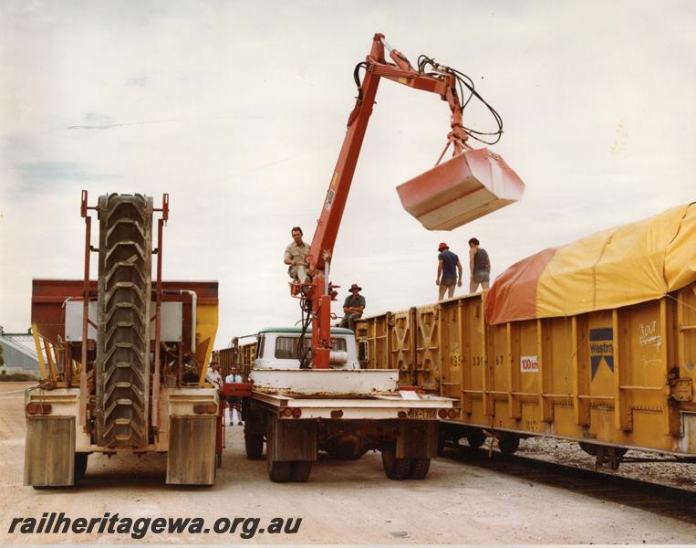 P00810
WOAX class standard gauge gondola, grab bucket crane on flatbed truck, unloading superphosphate from wagon
