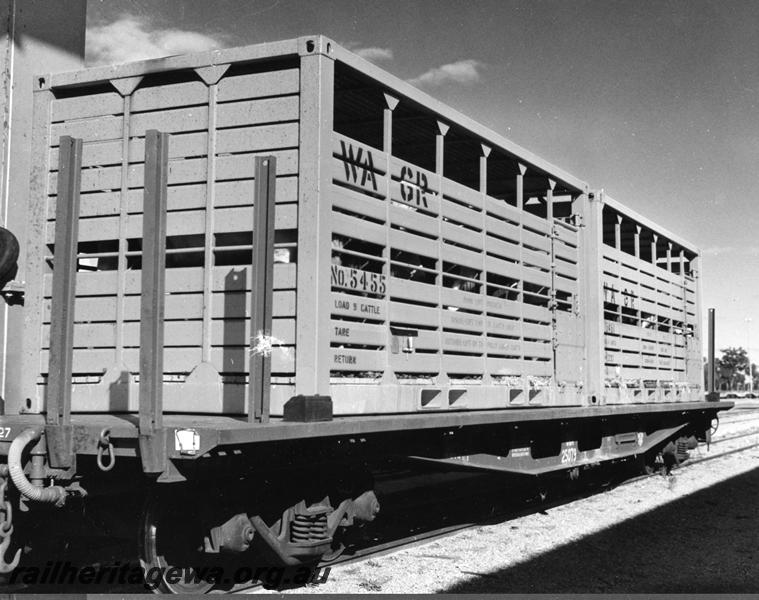 P00813
QUA class 25079, cattle container No.5455, end and side view
