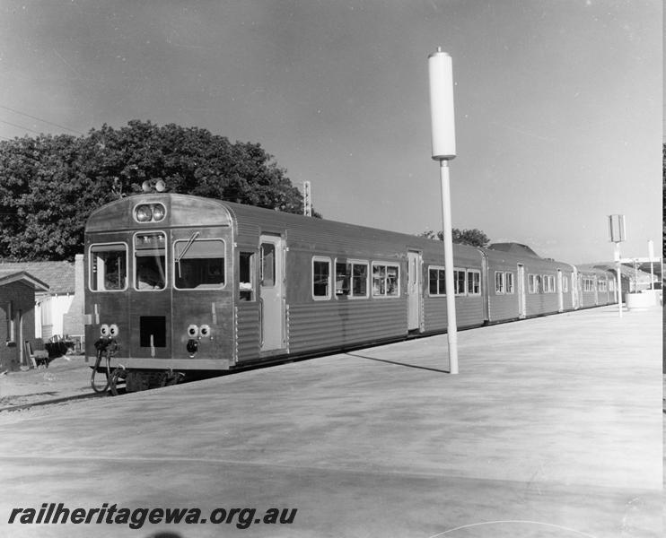 P00829
ADB/ADK class railcar set, Midland, in dock platform.
