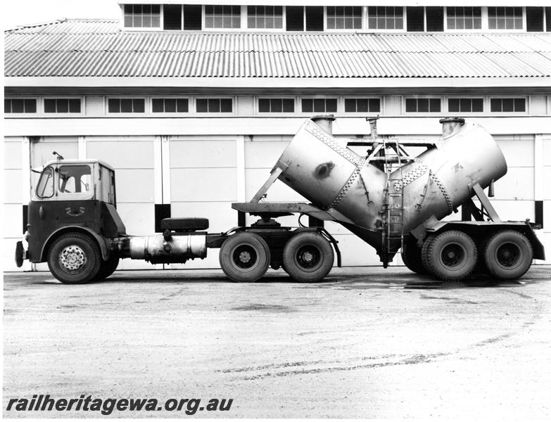 P00831
Railway Road Service semi trailer with Ilmenite trailer, side view
