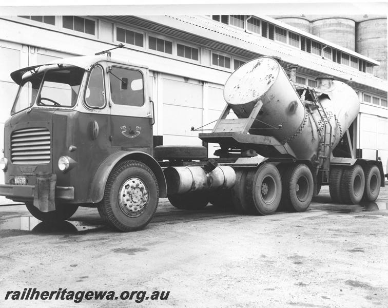 P00841
Railway Road Service semi trailer with Ilmenite trailer, front and side view
