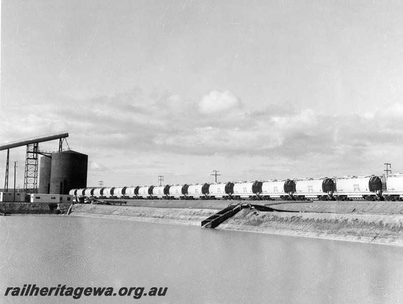 P00844
XE class mineral sands hoppers, loading bins, string of wagons being loaded
