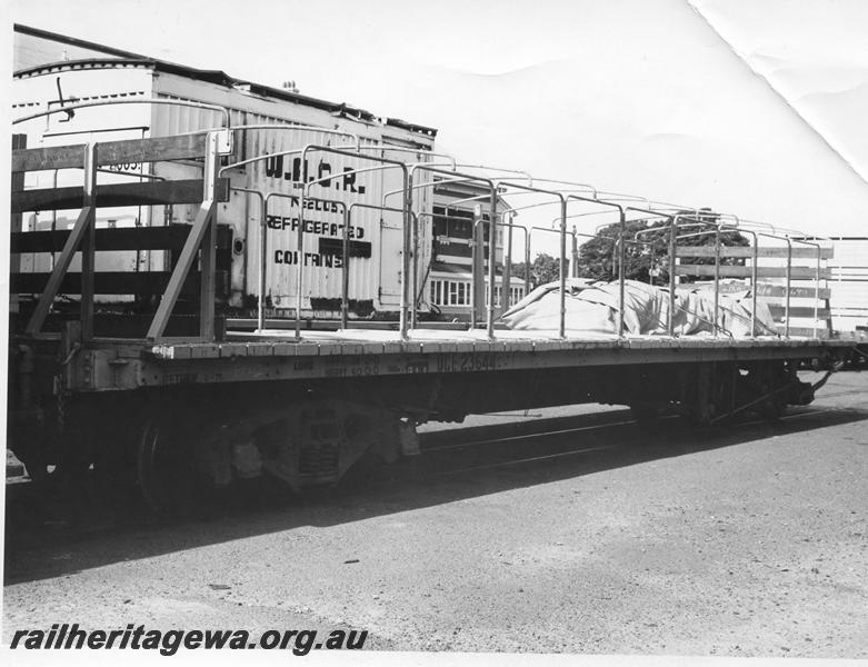 P00869
QCE class 23644, with bulkheads and gated sides, end and side view
