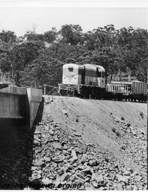 P00872
H class loco, WSH class ballast hoppers, at Wooroloo Bridge on the Avon Valley line, during construction.
