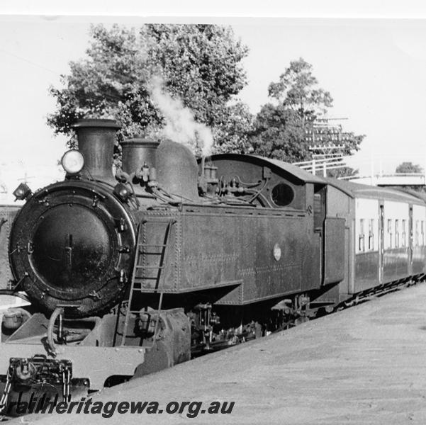 P00892
DM class 582, Midland Junction station dock platform, suburban passenger train
