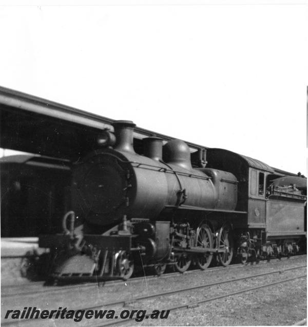 P00899
E class, Kalgoorlie, EGR line, on express arriving at the station
