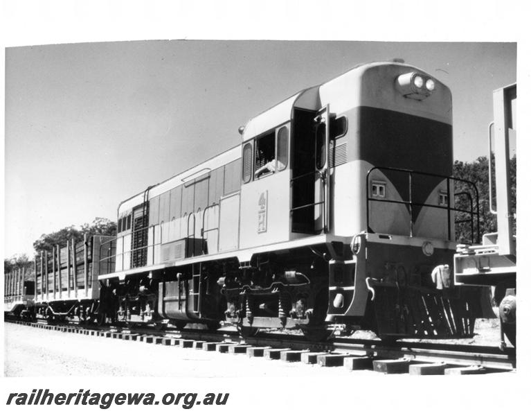 P00905
H class 4, hauling sleeper wagons, side and front view
