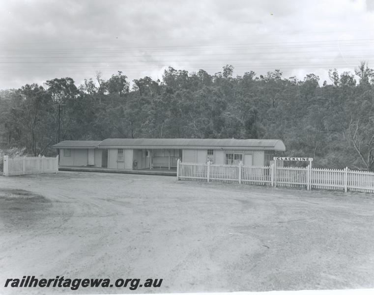 P00910
Station buildings, platform, picket fence, carpark, Clackline, ER line, view from carpark
