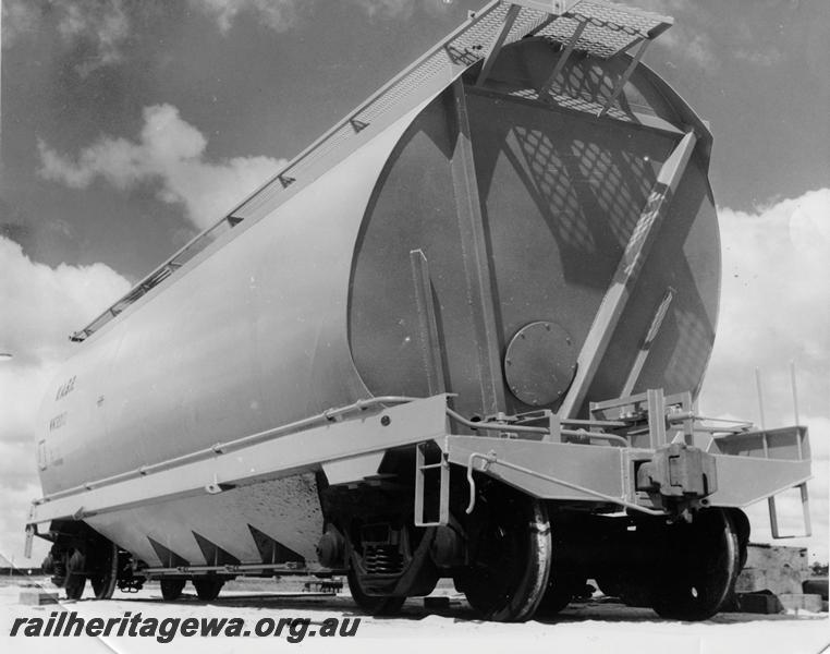 P00924
WW class standard gauge grain hopper, as new, side and end view
