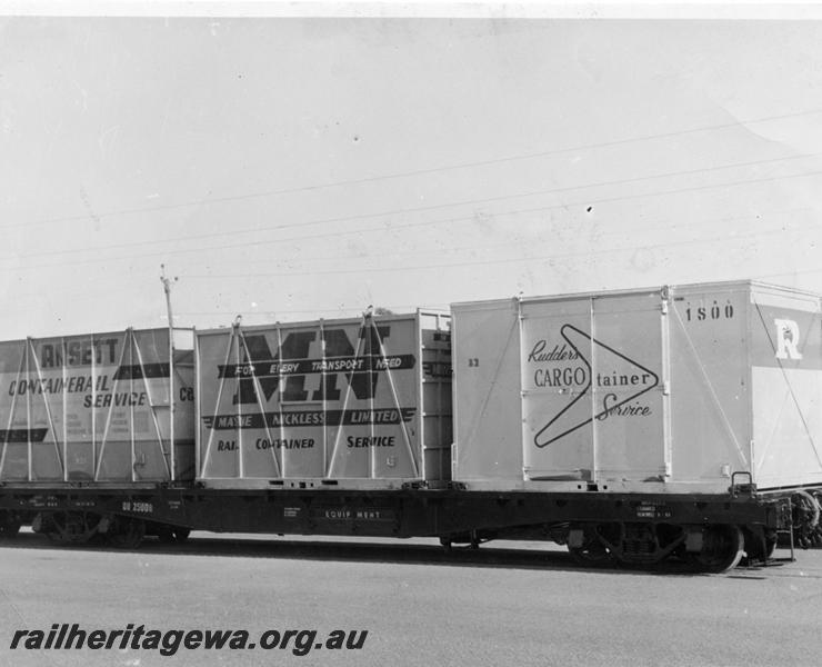 P00925
QU class 25008, flat wagon in the black livery loaded with three containers, side view. Same as P02969

