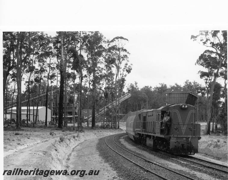 P00945
RA class 1913, woodchip train being loaded
