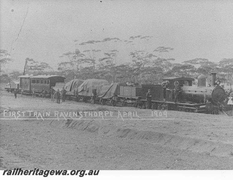 P00956
G class loco, 4 wheeled wooden J class tank wagon, mixed train, first train on the Ravensthorpe to Hopetoun railway
