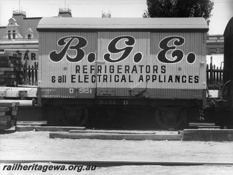 P00964
D class 5151 van with advertisement for 