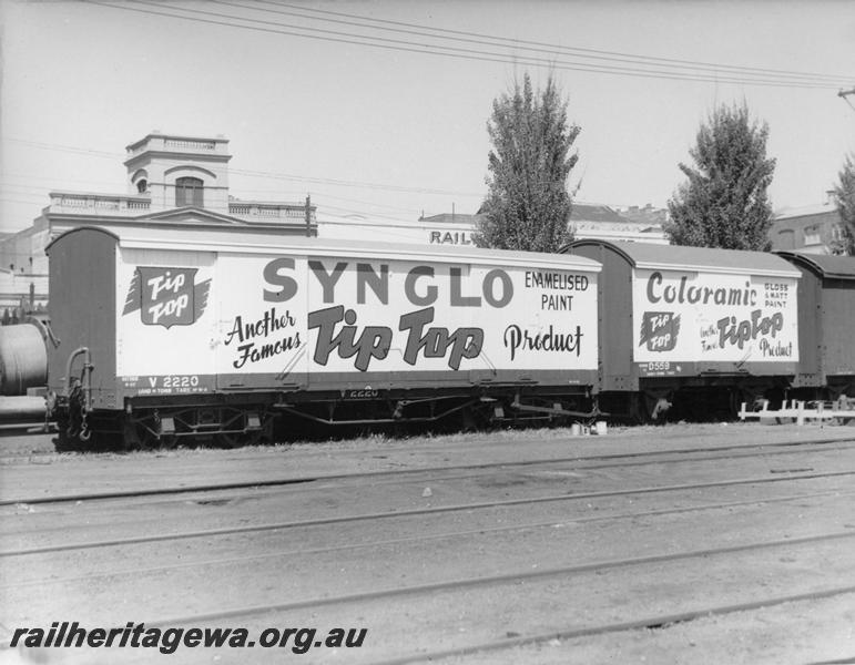 P00965
V class 2220 and D class 559, both with advertisements for 