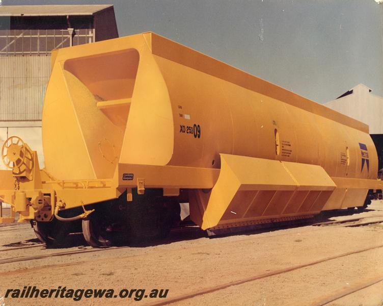 P00976
XO class 25309 woodchip wagon, as new, end and side view
