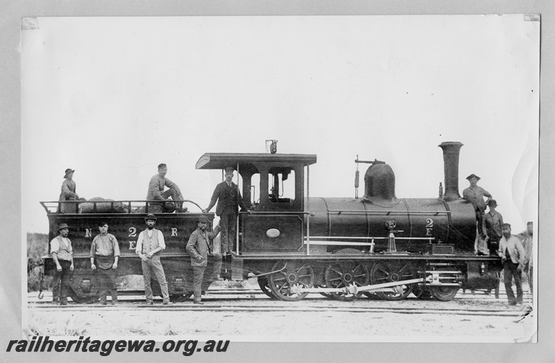 P01007
M class 2E 2-6-0 steam loco, side view, workers on the loco
