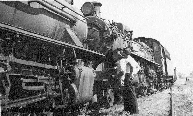 P01033
W class 924 on No.23 Goods, PM class 728 on No.38 Goods, head on collision at Yarloop, SWR line, on the 31st October, 1961,view along the locos
