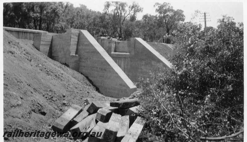 P01071
Steel girder bridge at 17m, 10 (or 19M, 10Ch) chain point on the ER line, under construction.
