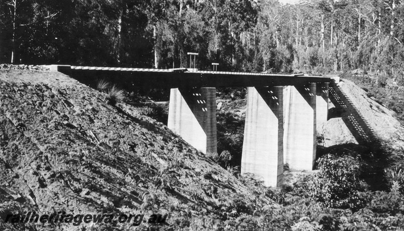 P01079
Steel girder bridge with concrete pylons, East Brook, PP line
