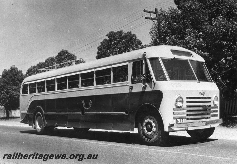 P01090
Railway Road Service Daimler bus No.DA29, side and front view
