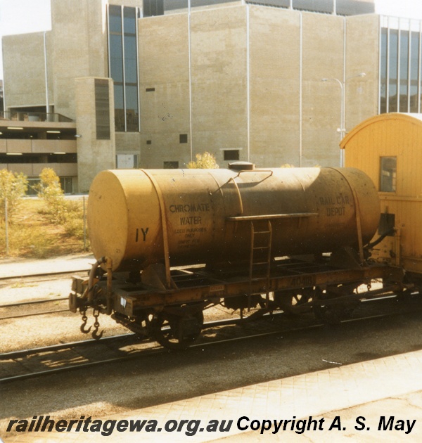 P01099
J class 40418, Perth Station, end and side view.
