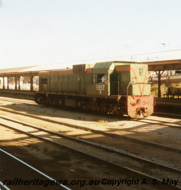 P01100
A class 1507, Perth Station, side and front view
