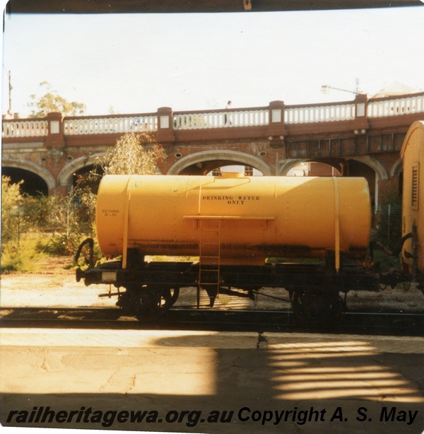 P01101
J class 10272, Perth Station, side view.
