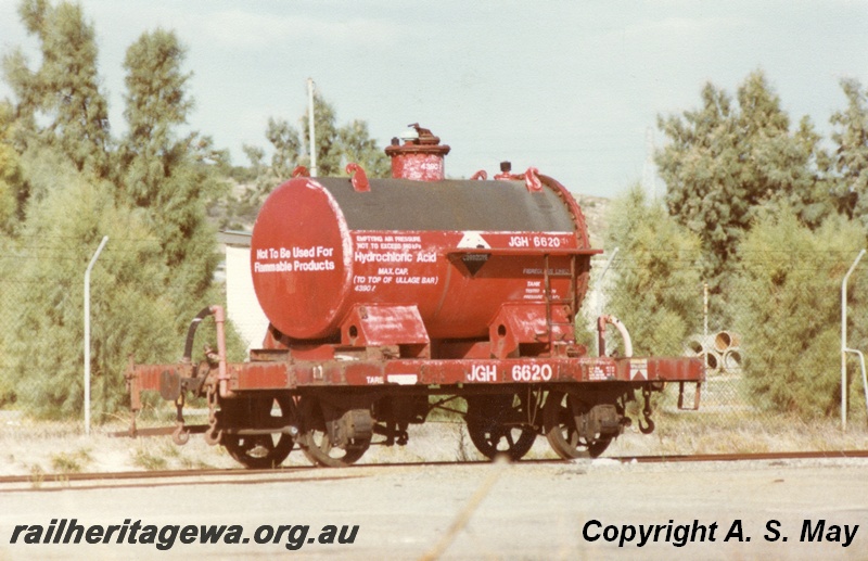 P01116
JGH class 6620, hydrochloric acid tank wagon, Robbs Jetty, end and side view.

