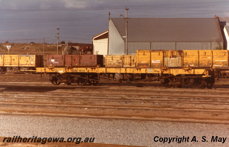 P01126
QRC class 1125 flat wagon, GS class 261 wagon, GS class 5060 wagon yellow livery, side view, blue cross wagon in the background, 
