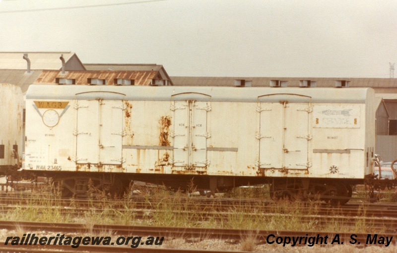 P01138
WA class 23465 bogie cool storage van, WAGR Polar Bear emblem, Rocket Express Service emblem, side view, Midland, ER line.
