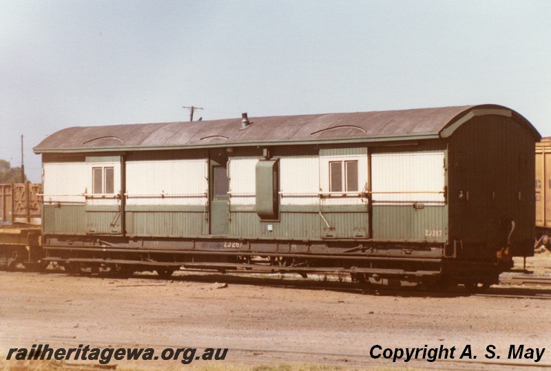P01143
ZJ class 267 brakevan, green and cream livery, side and end view, Midland, ER line.
