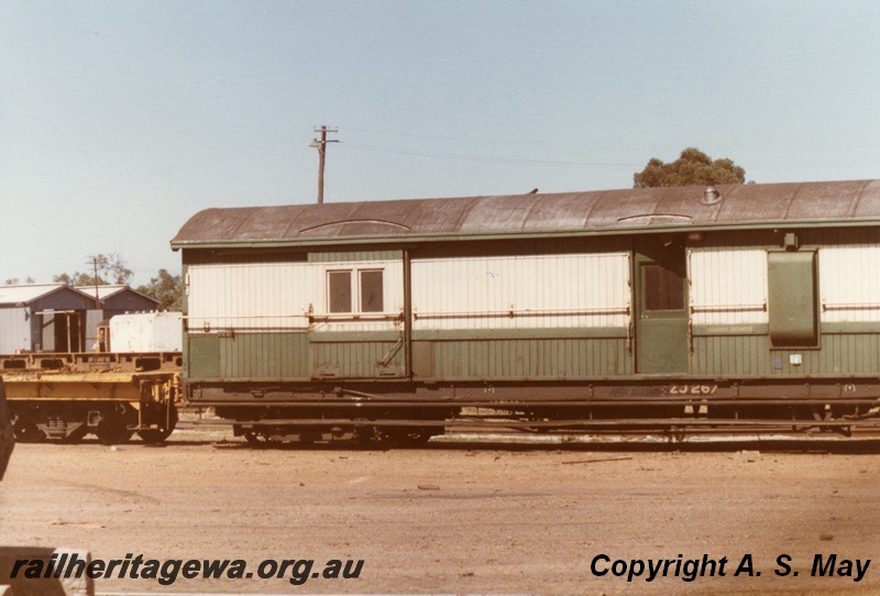 P01145
ZJ class 267 brakevan, green and cream livery, side view, Midland, ER line.
