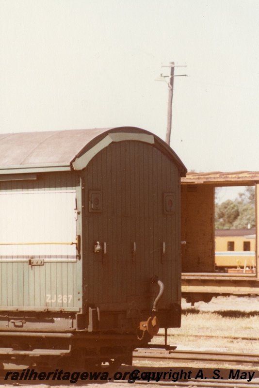 P01146
ZJ class 267 brakevan, green and cream livery, end view, Midland, ER line.
