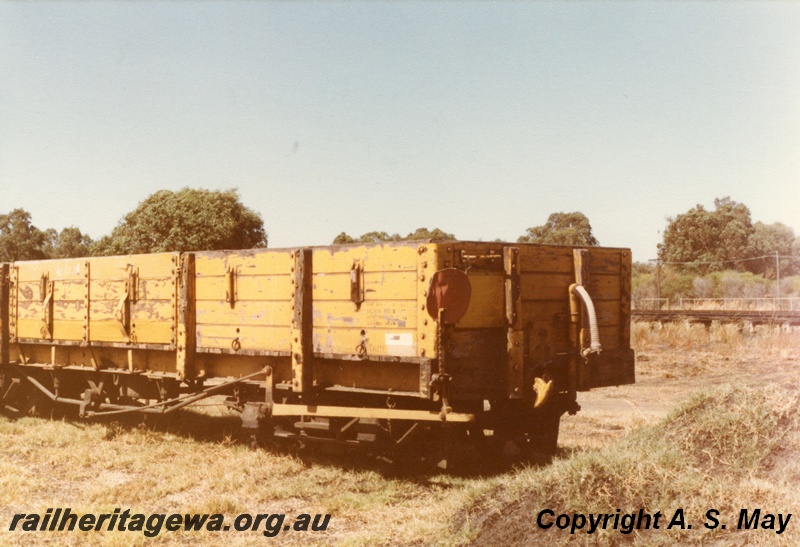 P01148
R class 3590 wagon, yellow livery, side and end view, Midland, ER line.
