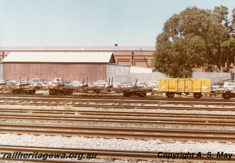 P01149
QA class 9391 flat wagon, KA class 40069 wagon, side view, Midland, ER line.
