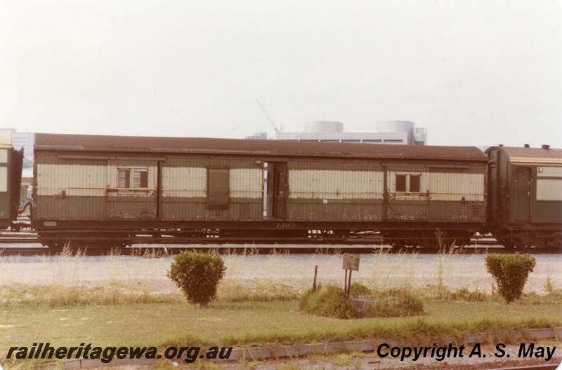 P01151
ZJ class 362 brakevan, green and cream livery, side view, Claisebrook, ER line.
