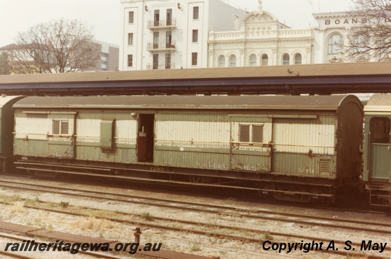 P01156
ZJ class 362 brakevan, green and cream livery, side view, Perth, ER line.
