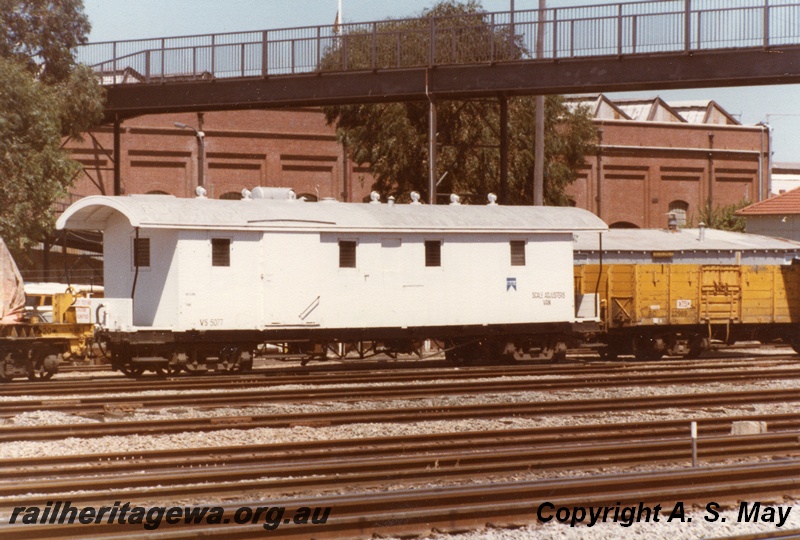 P01160
VS class 5077 scale adjusters van, white livery, side view, RC class 22969 bogie wagon, Midland, ER line.
