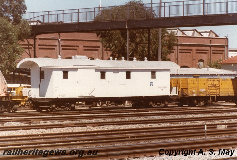 P01160
VS class 5077 scale adjusters van, white livery, side view, RC class 22969 bogie wagon, Midland, ER line.
