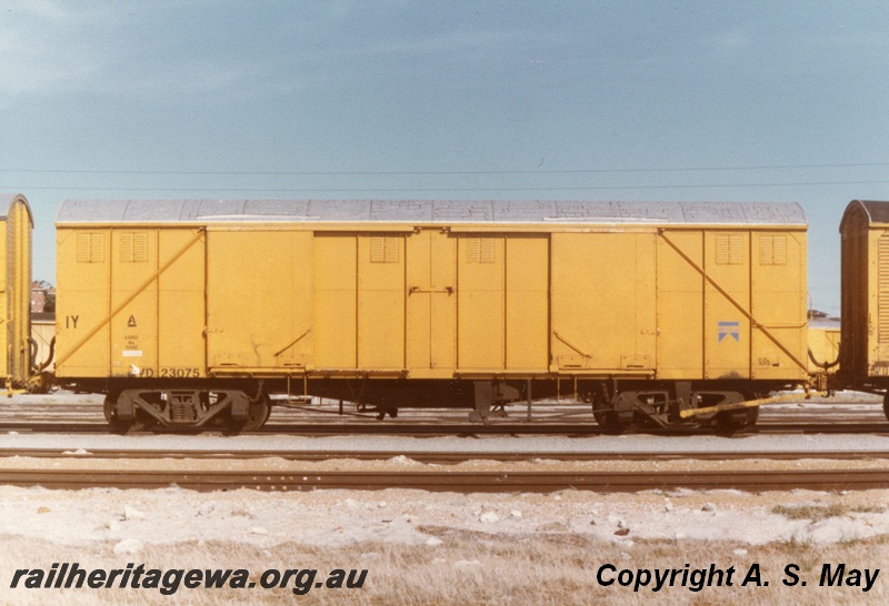 P01162
VD class 23075 louvered van, yellow livery, side view, Leighton, ER line.
