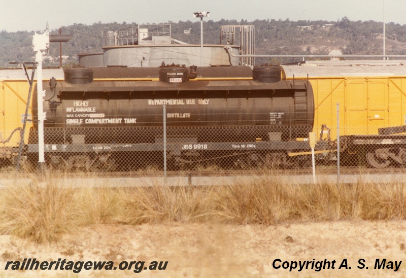 P01165
JBS class 9918 bogie tanker, stencilling on the side, side view, searchlight signal, Forrestfield.
