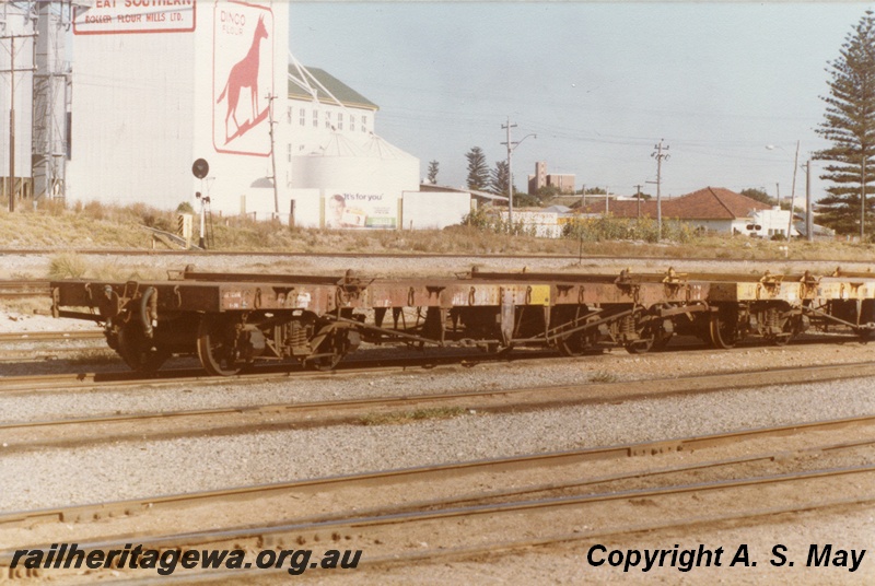 P01166
QRC class container flat wagon, front and side view, Leighton, ER line.
