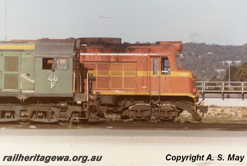 P01167
F class 45 diesel locomotive, green livery and X class 1025 