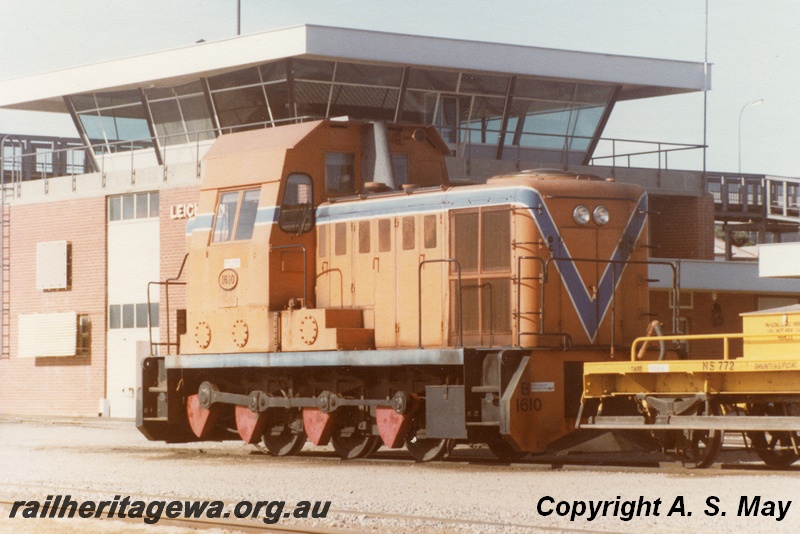 P01170
B class 1610 0-6-0 diesel-hydraulic locomotive, orange livery, side and front view, NS class 772 shunters float, side view, Leighton Yardmaster'ss office, Leighton, ER line.
