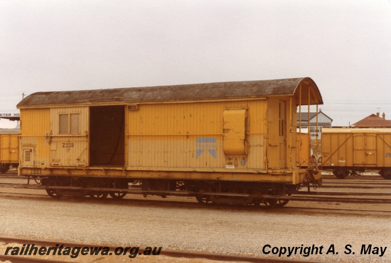 P01181
Z class 223, Leighton, side and veranda end view
