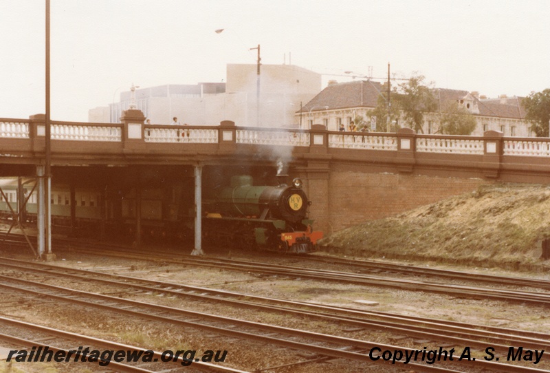 P01187
W class 945, emerging from under the Barrack Street Bridge, on HVR tour train.
