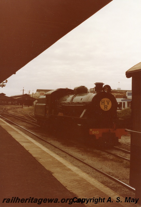 P01189
W class 945, Perth station, side and front view, on HVR tour train duties.
