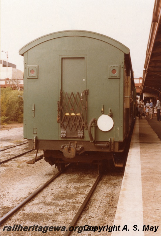 P01190
ZJA class 431 Perth Station, end view, white tail disc attached.
