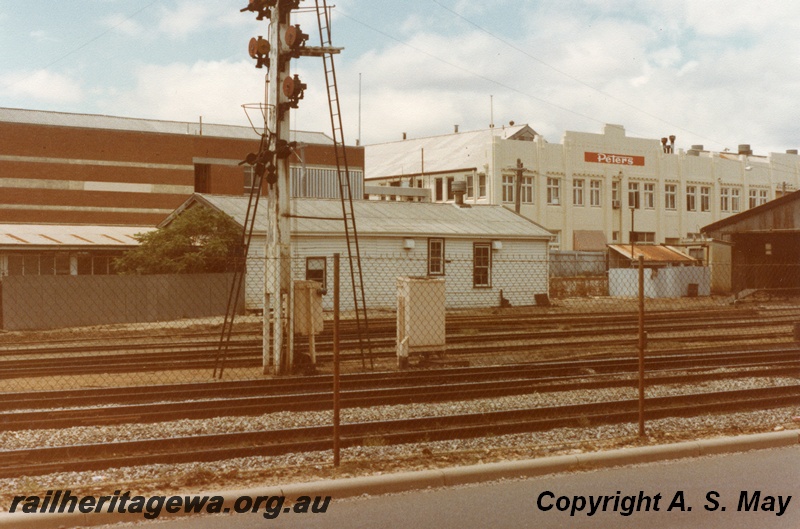 P01198
Signal with shunting dollies, ladders on both sides of the pole, west end of the Carriage sheds, Perth Yard
